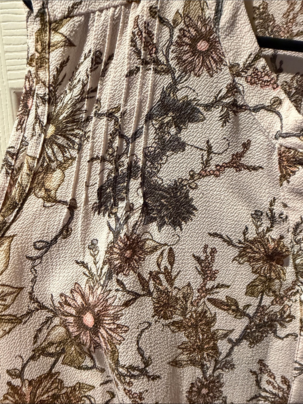 79 -  Pale Pink Floral Sleeveless V-Neck Blouse - Picture 5 of 8